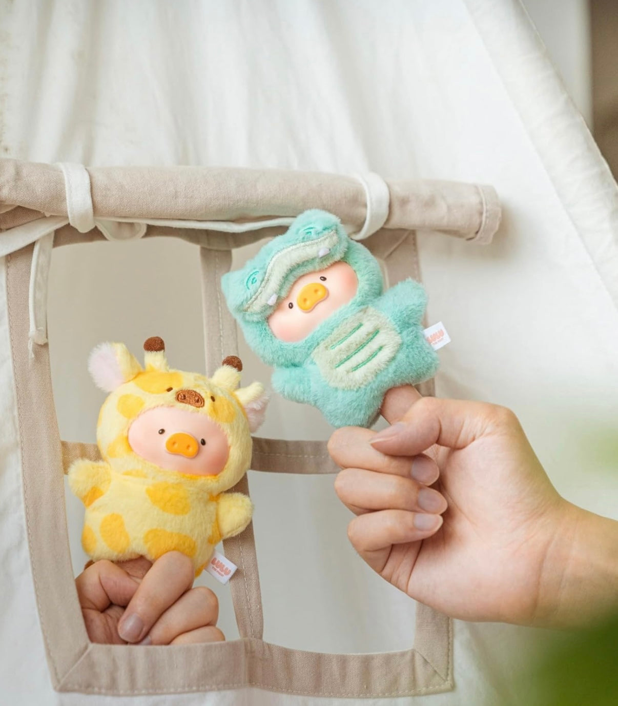 Lulu the Piggy Animal Party puppet show keychain